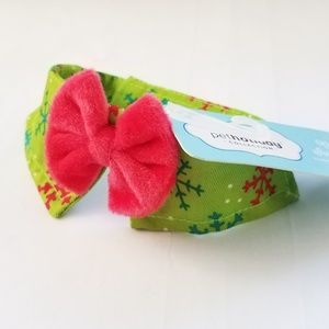 Holiday pet collar with bow